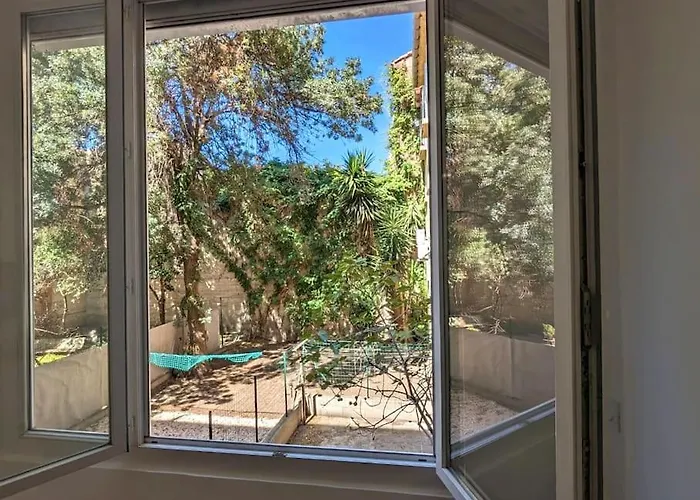 Au Calme En Ville, Sans Vis A Vis Et Climatise *